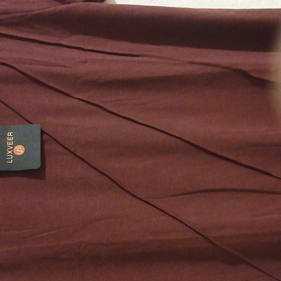 NWT LUXVEER Burgundy Pleated Front Short Sleeve Tee - Size Small - Picture 3 of 7